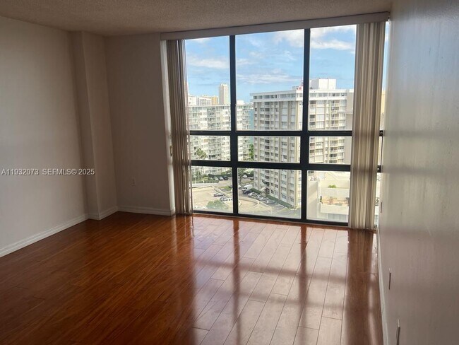 Building Photo - 1450 Brickell Bay Dr
