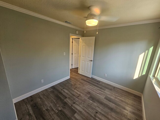 Building Photo - Beautifully Remodeled 3 Bedroom Home in Un...