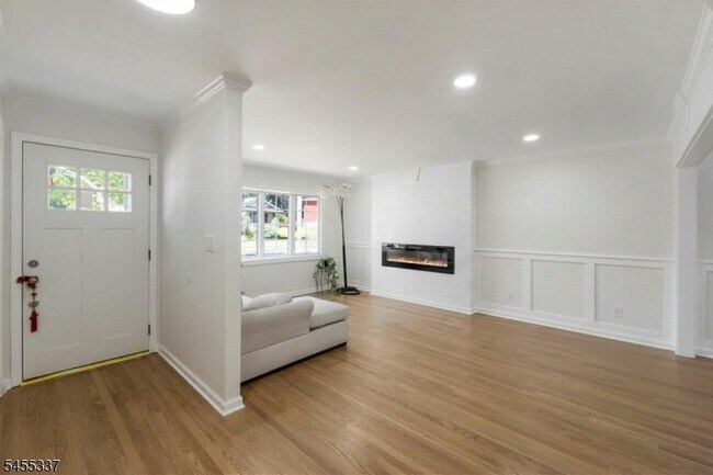 Building Photo - 33 Larchmont Rd