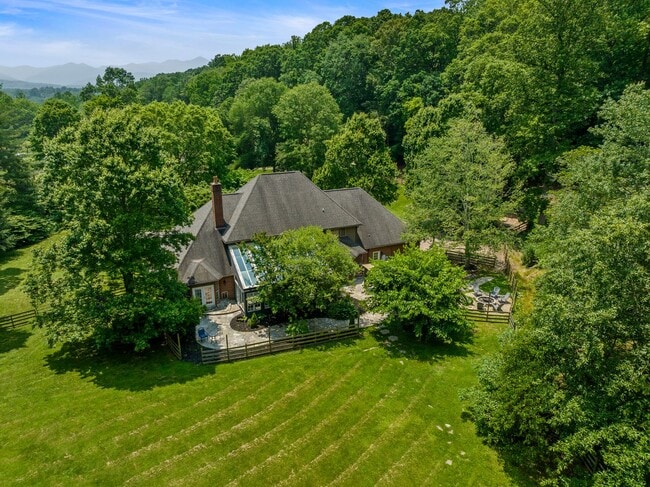 Building Photo - Spacious 6-Bedroom Furnished Home Near Ash...