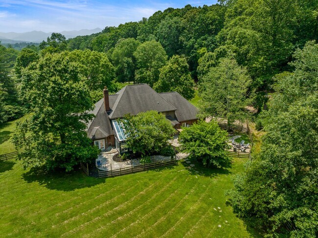 Building Photo - Spacious 6-Bedroom Furnished Home Near Asheville – Privacy, Comfort & Convenience!