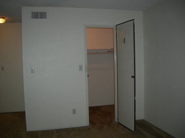 Building Photo - 310 Tradewinds Dr