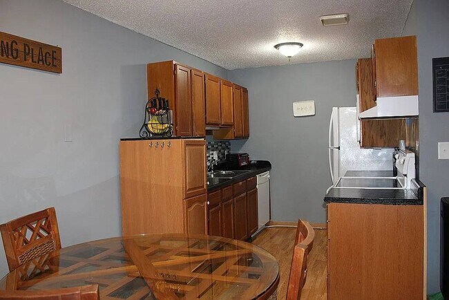 Building Photo - 4 Pine Tree Dr