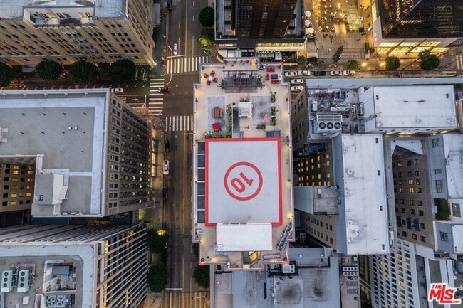 Building Photo - 655 S Hope St