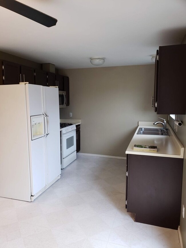 Building Photo - Beautiful Three Bedroom Centrally Located!