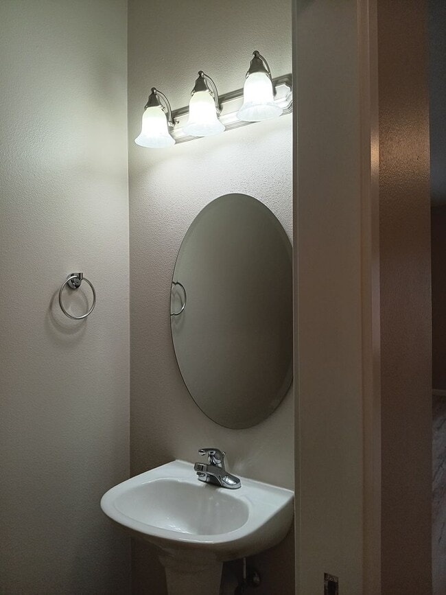 Building Photo - Beautiful Recently Remodeled Propety Ready For You to Enjoy!