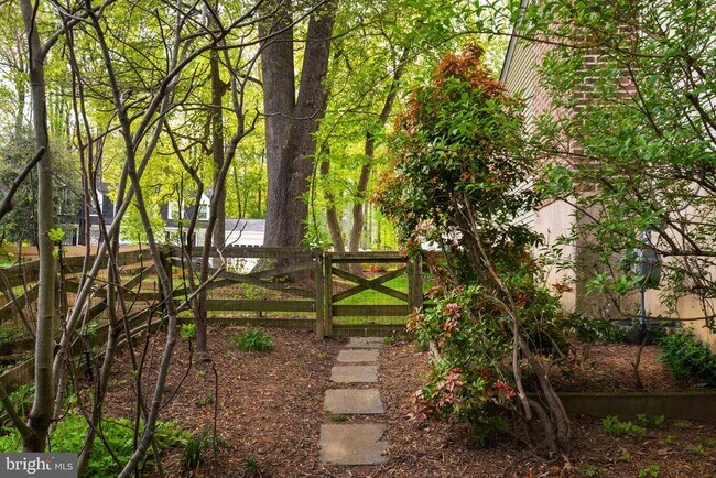 Building Photo - 10906 Carters Oak Way