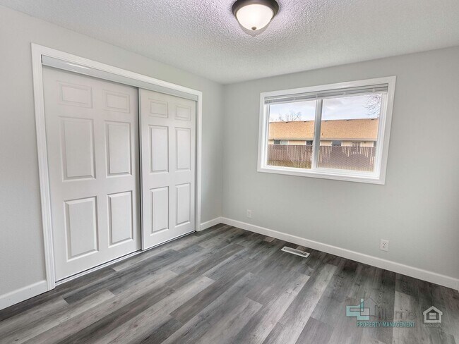 Building Photo - START THE YEAR RENT FREE! Charming 4-Bedroom Keizer Home Close to Everything