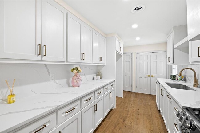 Building Photo - 2737 Clermont Pl