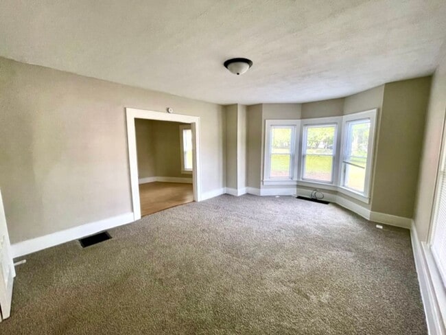 Building Photo - Spacious 3Bd; 1Ba Single Family Home