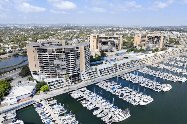 Building Photo - 4267 Marina City Dr