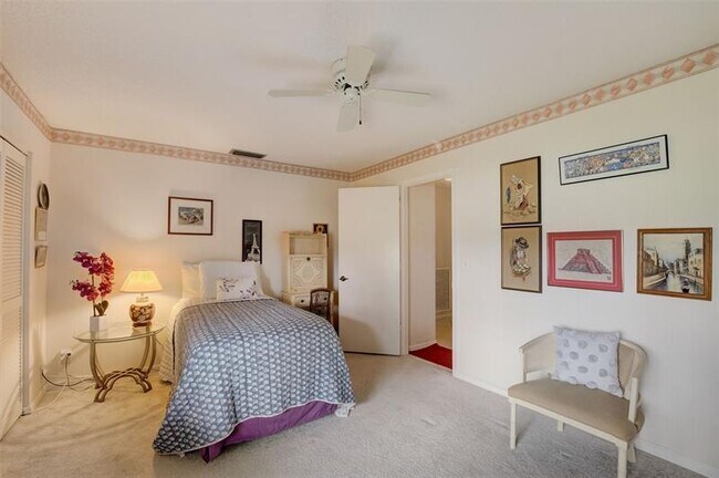 Building Photo - 5051 Pine Dr