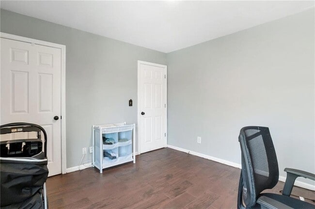 Building Photo - 1565 Hedington Cir SE