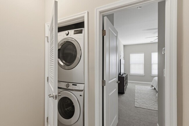 Building Photo - Stylish 3bd 3.5bath townhome for rent in the highly desirable Vermillion
