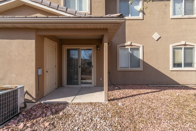 Building Photo - Hidden Valley Townhome For Rent!