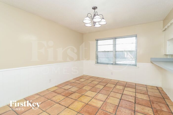 Building Photo - 620 Queens Way