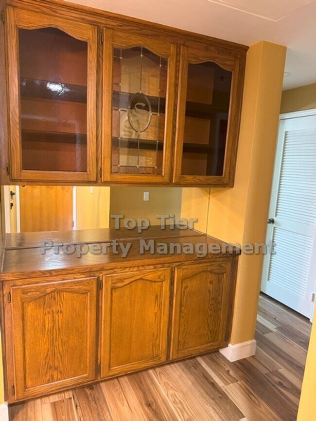 Building Photo - Upgraded Top-Floor 2 bed/ 2 bath with Pool...