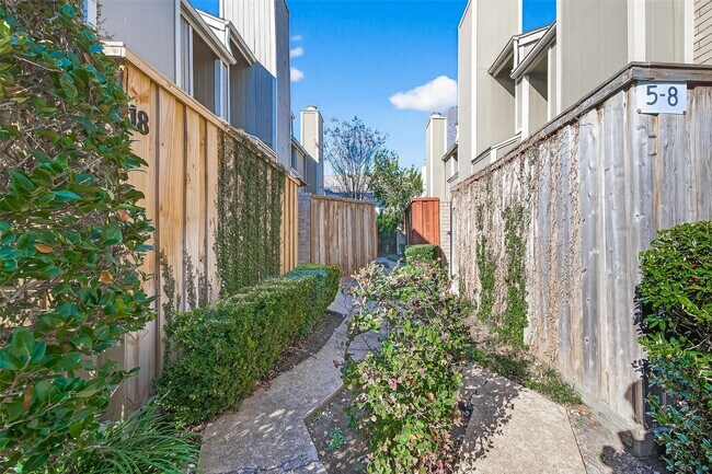 Building Photo - 1920 Augusta Dr