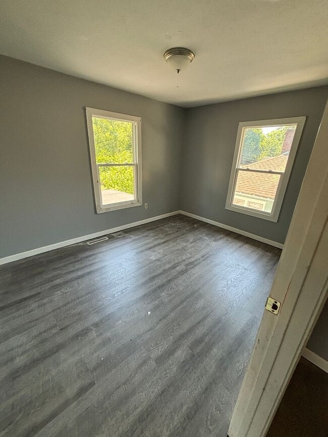 Building Photo - Large 4 Bedroom 1.5 Bathroom HOUSE SPECIAL