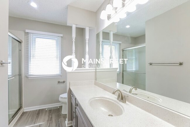 Building Photo - 3 Bedroom Pet-Friendly Home in LEES SUMMIT, MO with Main Street Renewal