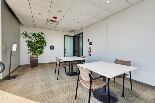 Building Photo - 2650 N Lakeview Ave
