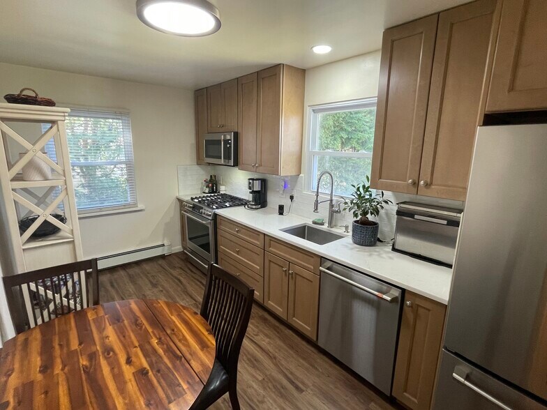 Building Photo - 950 S Plympton St