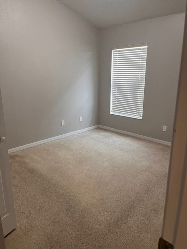 Building Photo - 3 Bedroom 2 Bath