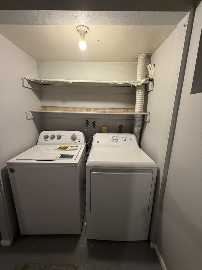 Building Photo - 5025 E Weaver Ave