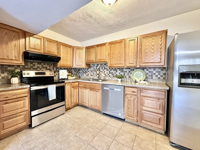 Building Photo - Updated & READY NOW!! A 3-Bedroom Great Neck Home! Excellent Schools! All Appliances Convey!