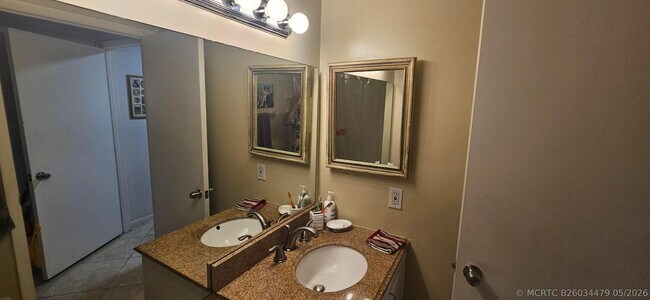 Building Photo - 2511 Carambola Cir N