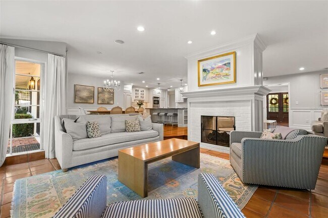 Building Photo - 2220 Vía Tuscany