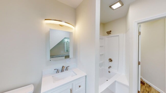 Building Photo - 6 BEDROOMS + 3.5 FULL BATHROOMS Single Fam...