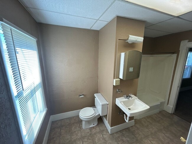 Building Photo - 2 Bedroom 1 bath duplex