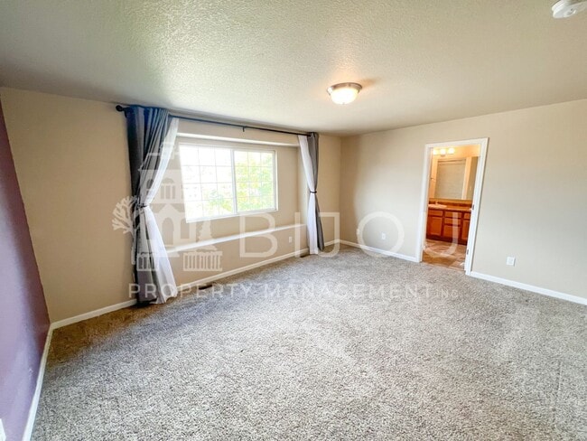 Building Photo - Large, Well-Maintained Duplex