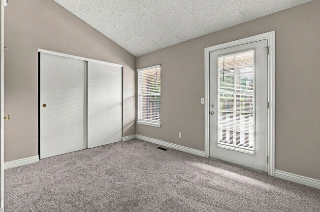 Building Photo - 3-Bedroom Louisville Townhome with Finished Basement