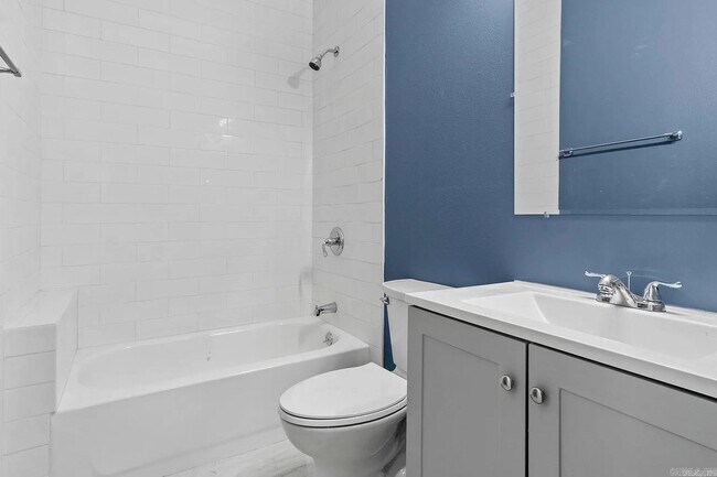 Building Photo - 2502 N Lakeview