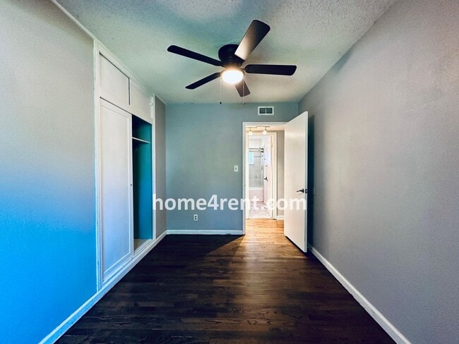 Building Photo - Overland Park Ranch w/ Wood Floors, Update...