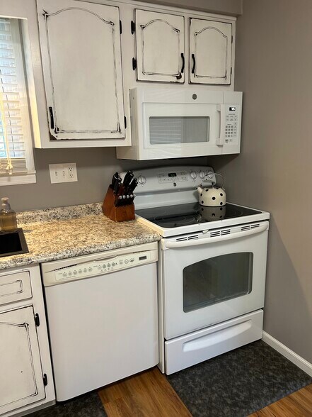 Kitchen - 950 Twin Leaf Ct