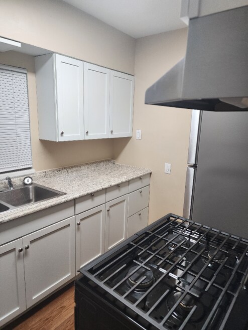 Building Photo - 3415 Riverside Dr