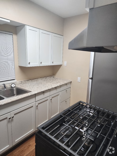 Building Photo - 3415 Riverside Dr