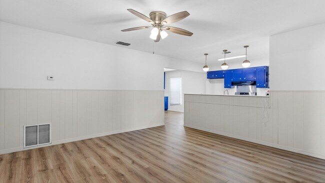 Building Photo - Charming 3-Bedroom Home with Spacious Backyard!
