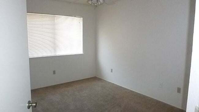 Building Photo - LAURELGLEN ! Application Pending