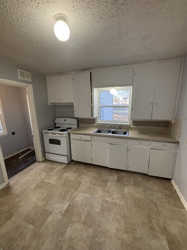 Building Photo - 1912 N Grove St