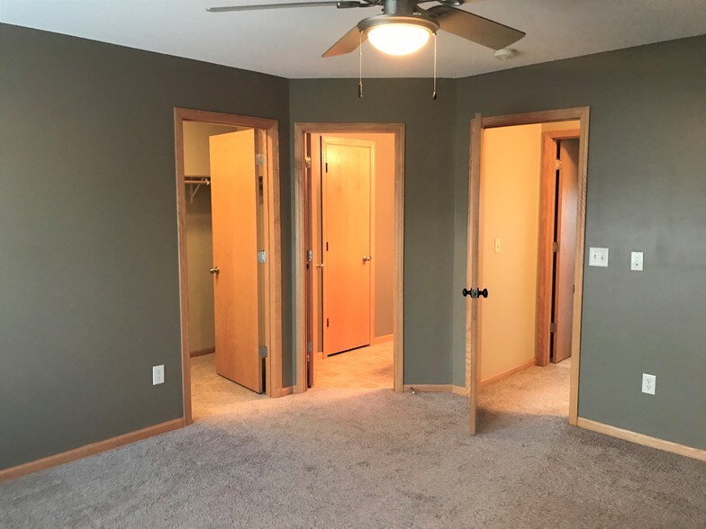 Building Photo - 2138 Willow Trl