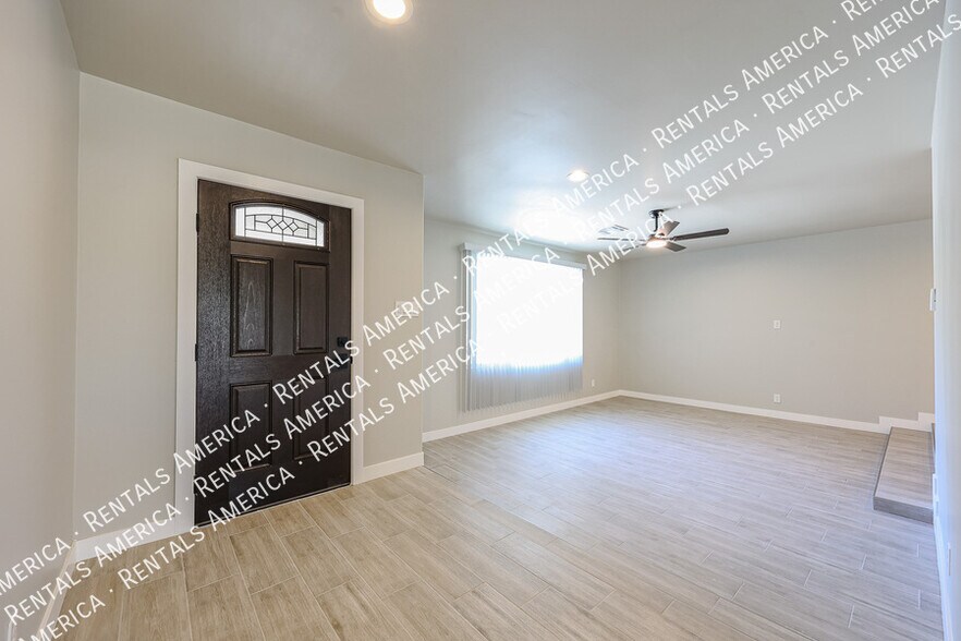 Building Photo - 1704 E Pickrell Dr