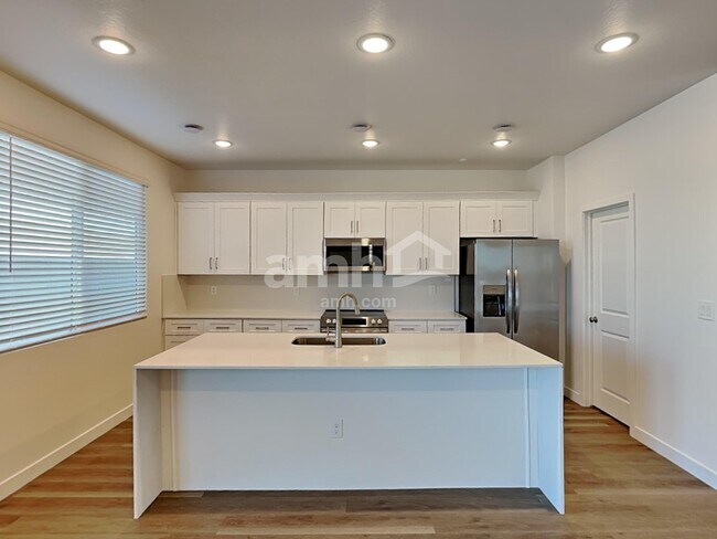 Building Photo - 9748 W Parkway Dr