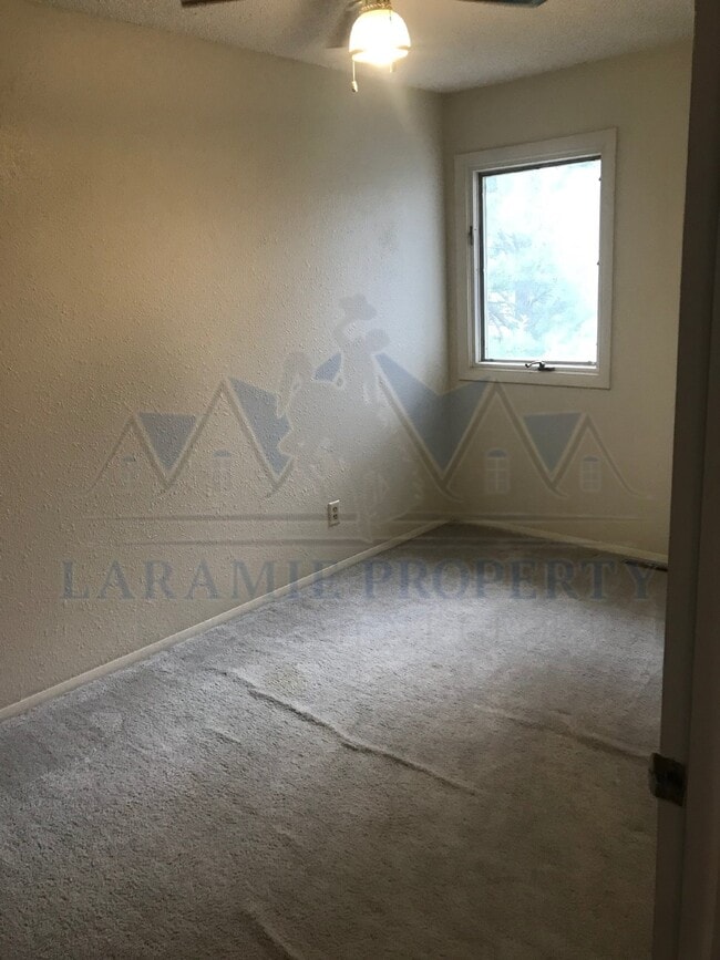 Building Photo - 3-Bedroom Townhome with Fenced Yard & Detached Garage
