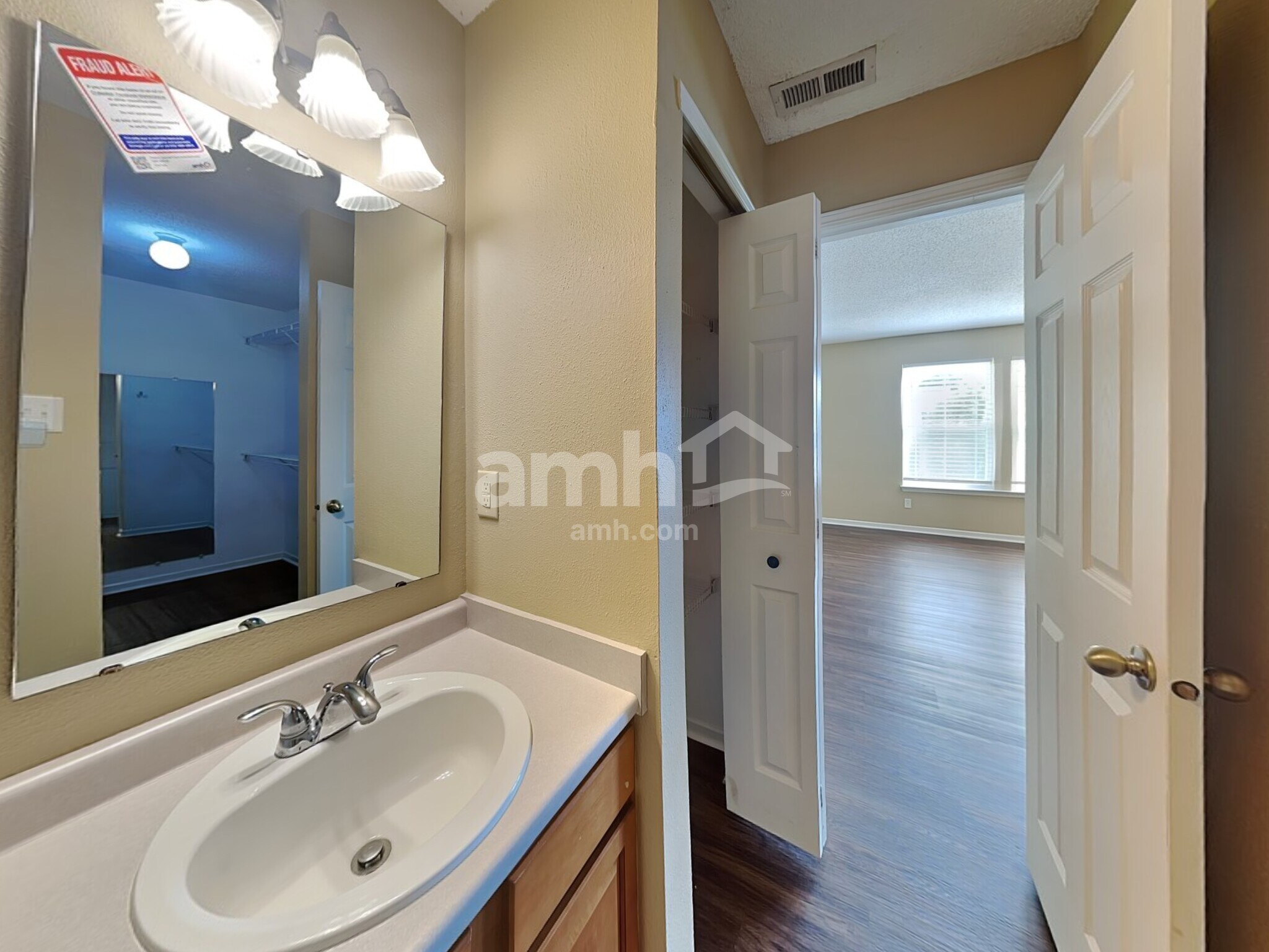 Building Photo - 15065 Fawn Hollow Ln