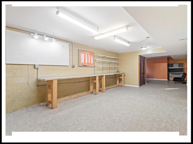 Building Photo - 112 E Lawson St