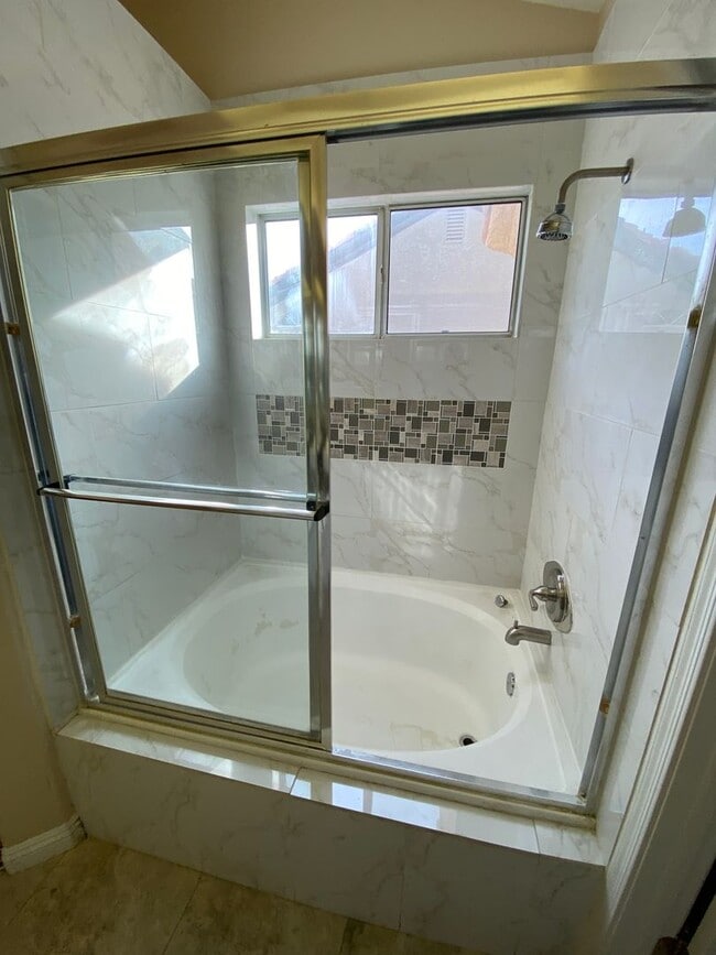 Building Photo - Beautiful 3 bed/2 bath home located near North Las Vegas